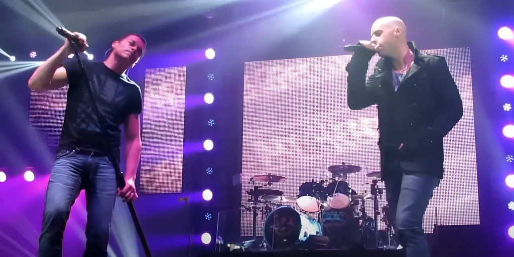 Brad Arnold and Chris Daughtry singin 3 Doors Down Song Landing in London